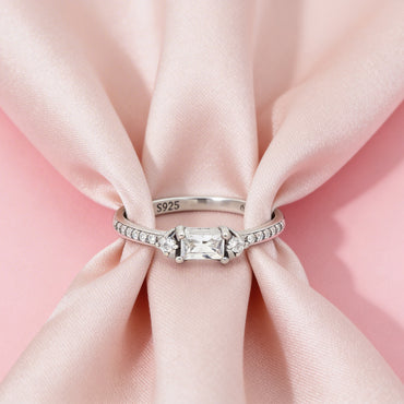 Elegant Solitaire Diamond Ring – Minimal Brilliance