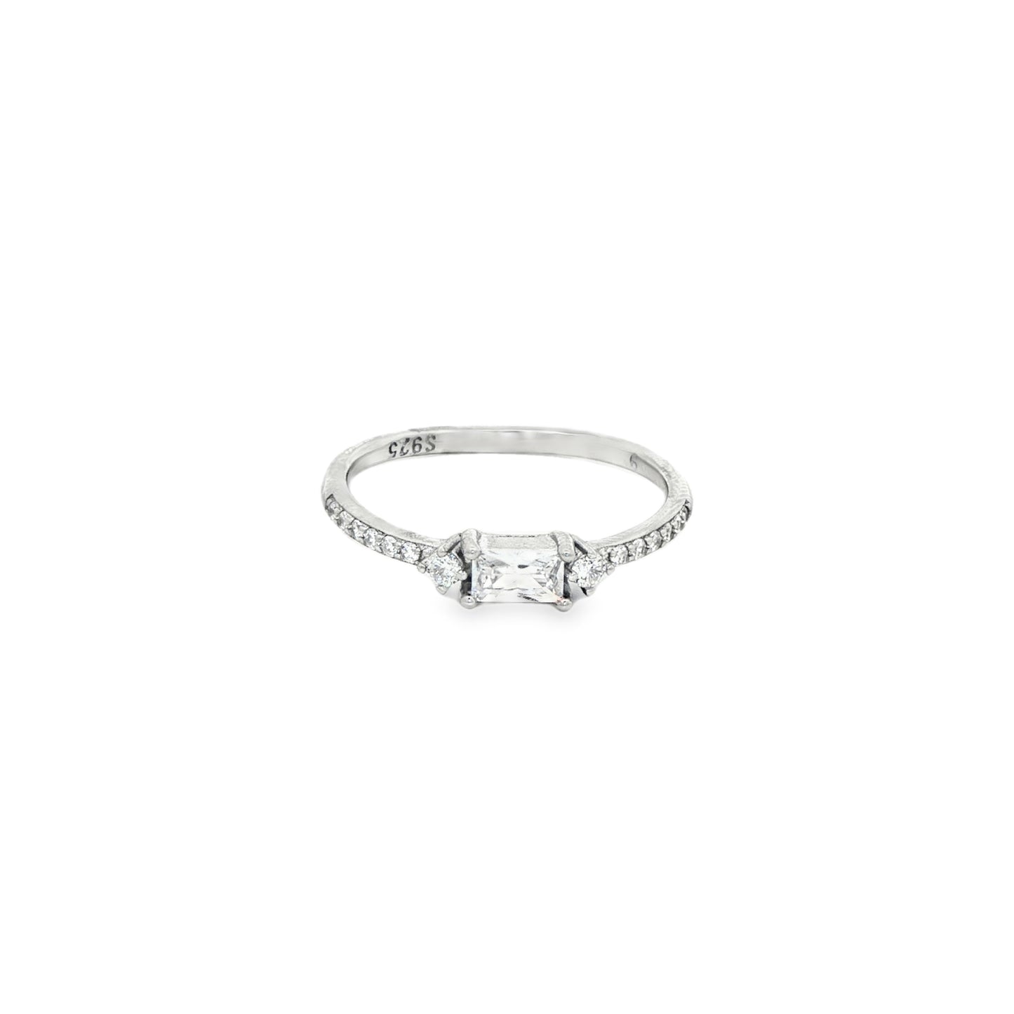 Elegant Solitaire Diamond Ring – Minimal Brilliance