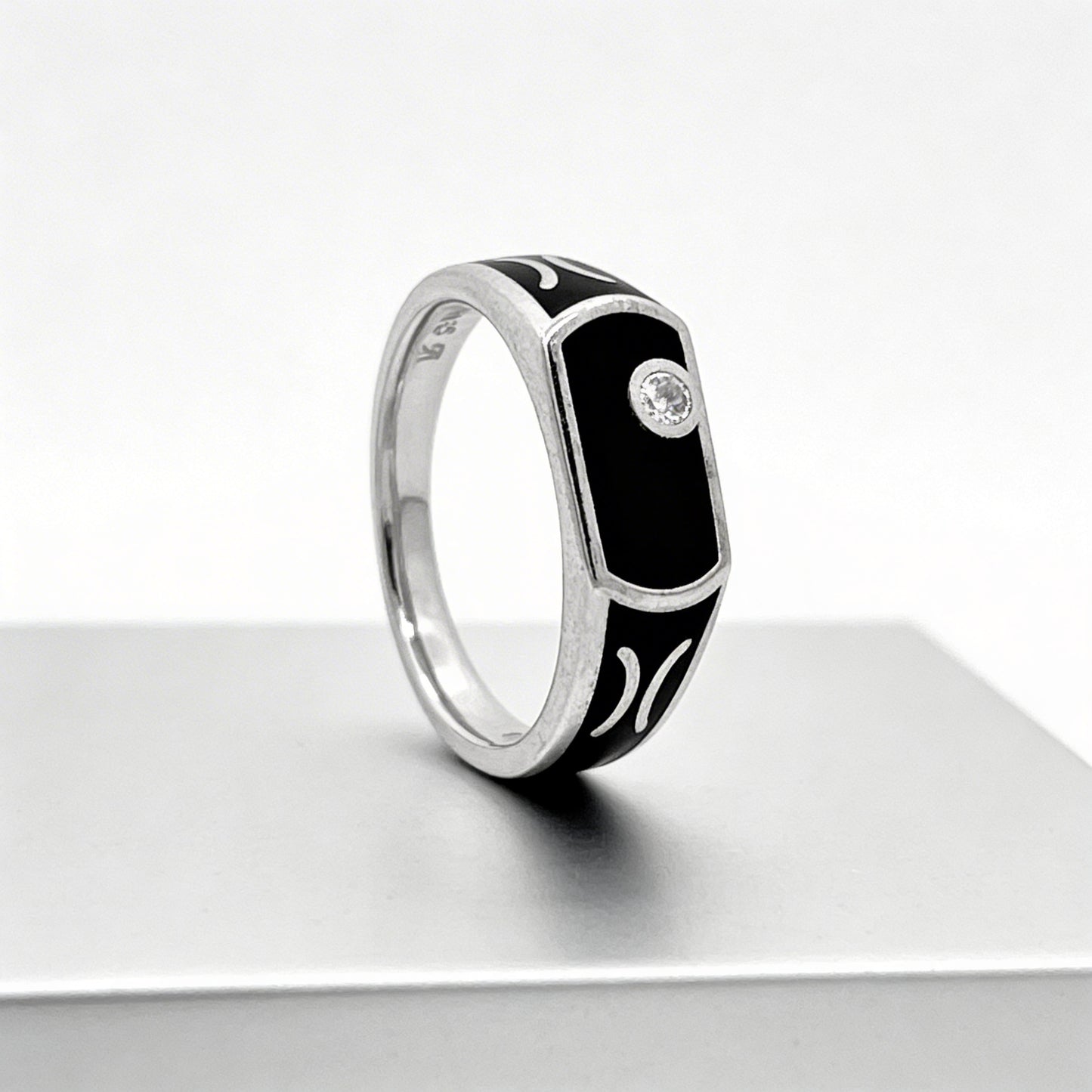 Noir Crest Diamond Ring